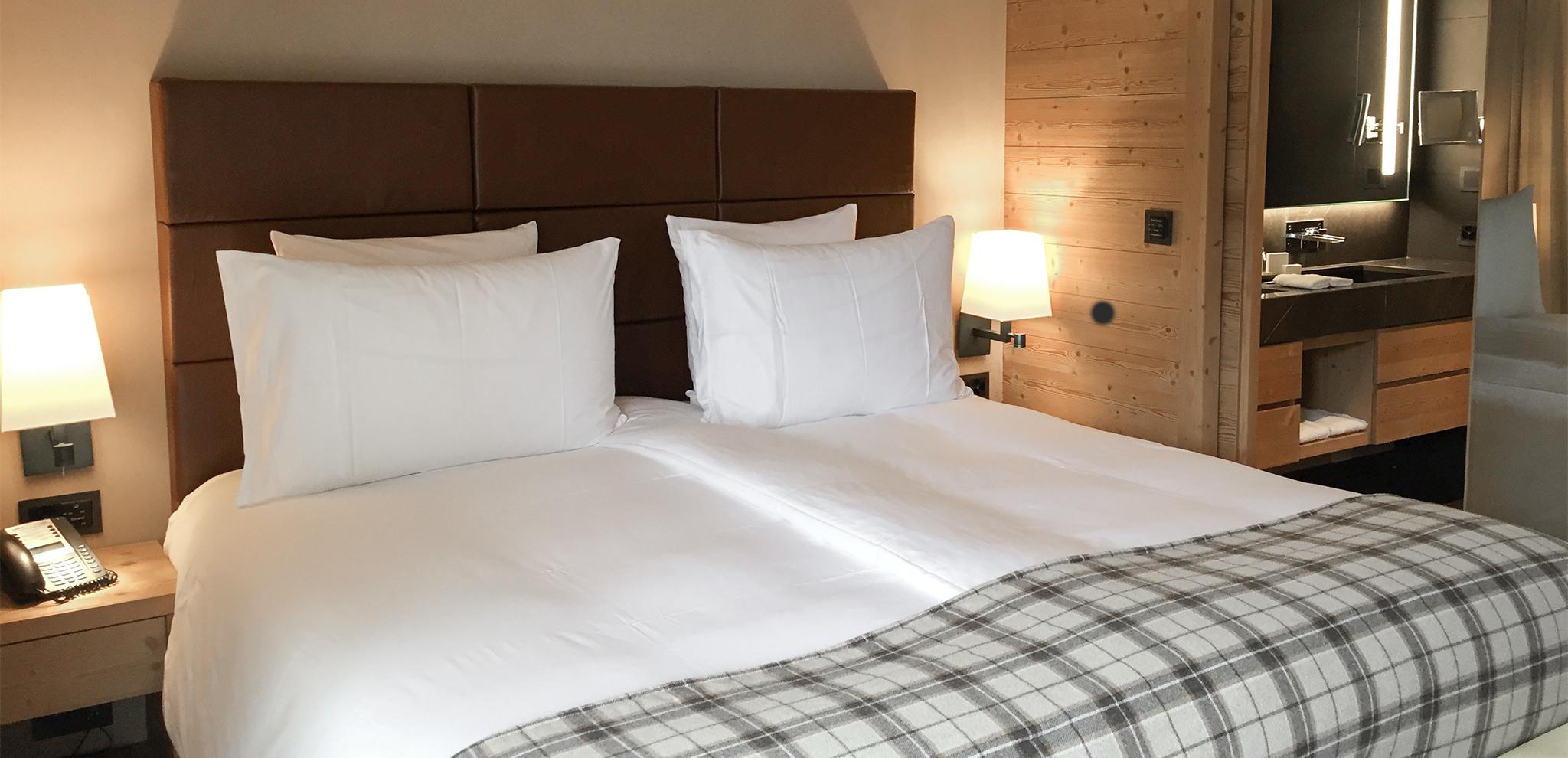 住在由全球创意设计SIMONE AÏDA BAUR设计的鲁热蒙特Spa酒店